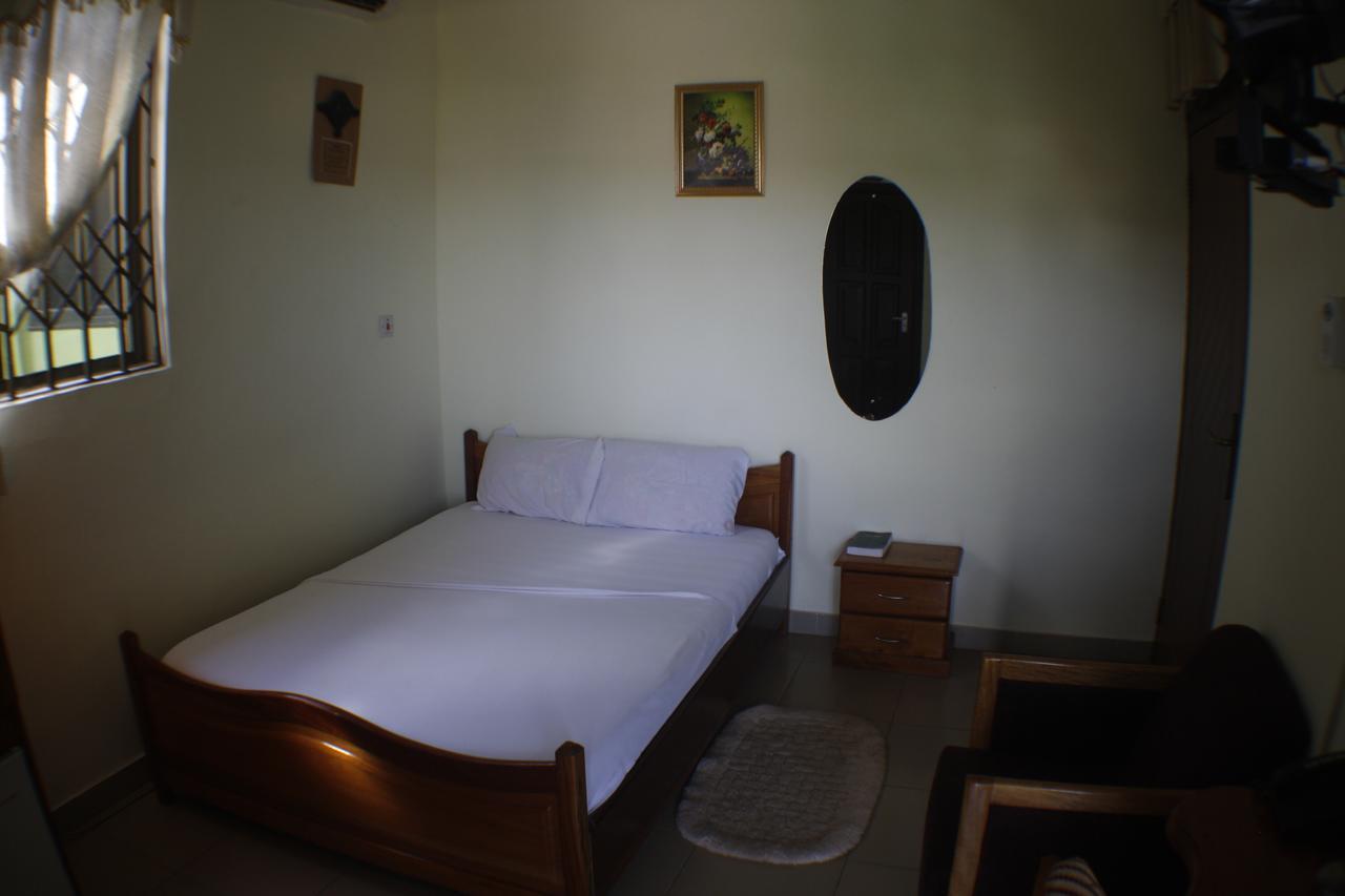 Dokua Royal Hotel Kwabenya Екстериор снимка