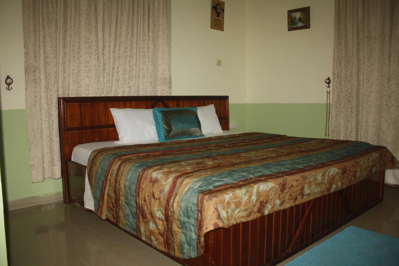 Dokua Royal Hotel Kwabenya Екстериор снимка