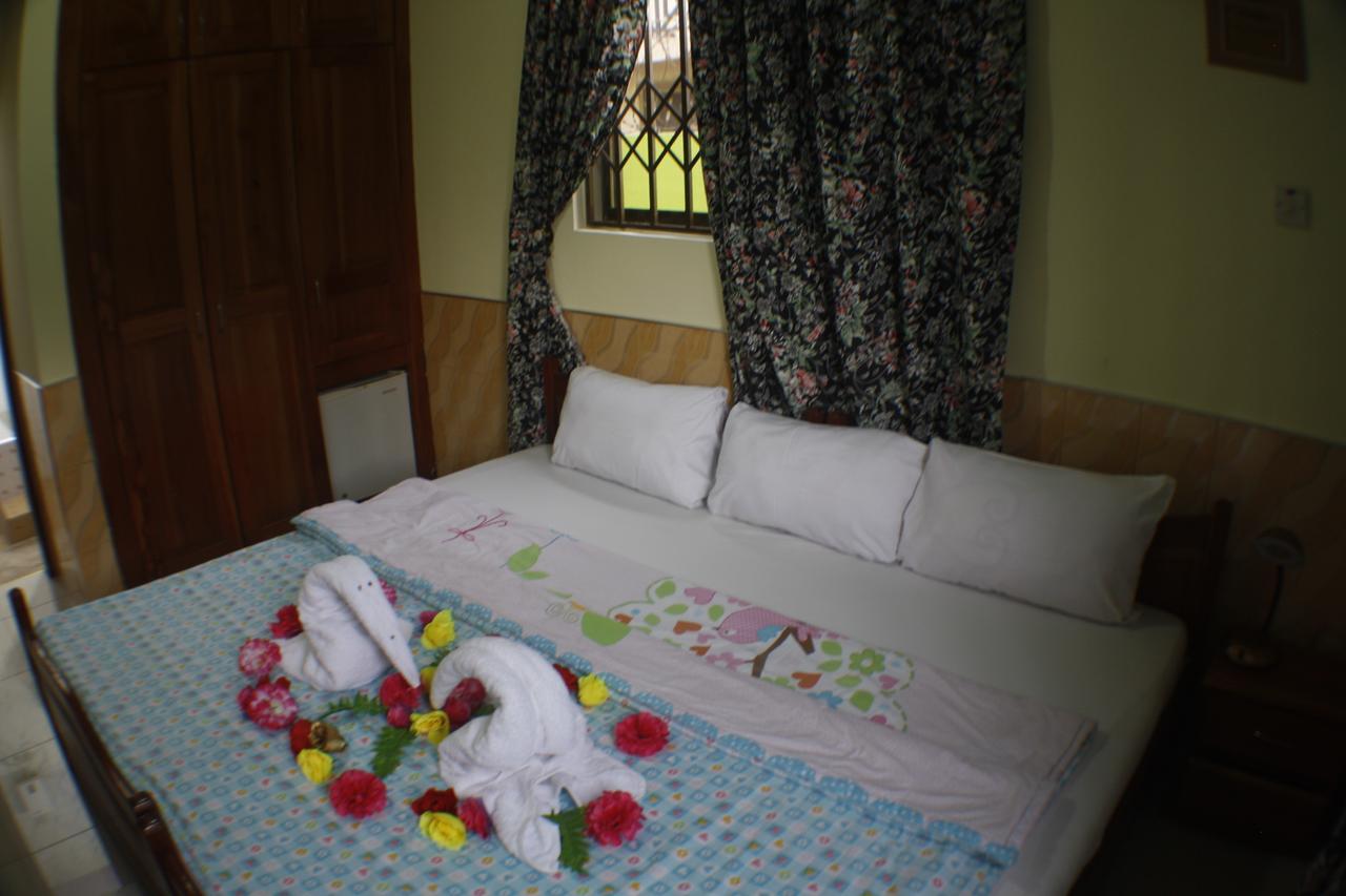 Dokua Royal Hotel Kwabenya Екстериор снимка