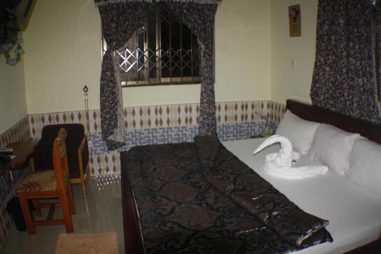 Dokua Royal Hotel Kwabenya Екстериор снимка