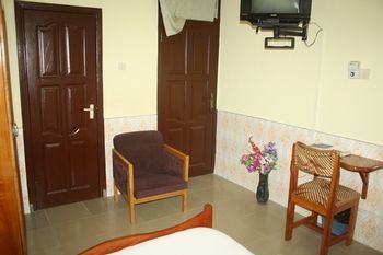 Dokua Royal Hotel Kwabenya Екстериор снимка